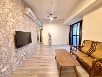 ;棒球場旁輕齡華廈