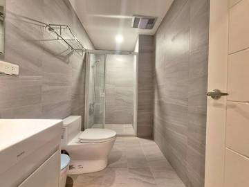 ;棒球場旁輕齡華廈