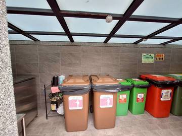 ;棒球場旁輕齡華廈