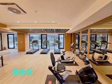 ;棒球場旁輕齡華廈